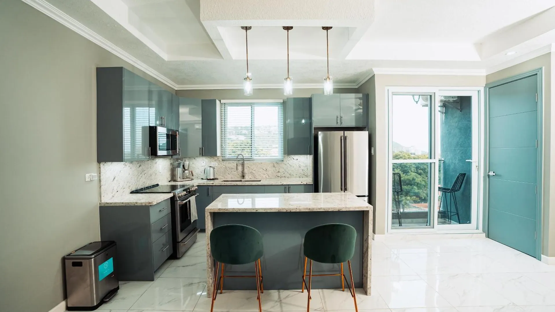 Lush Penthouse Escape With Rooftop Pool Kingston